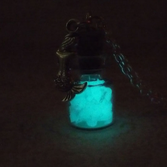 NEW! GLOW IN THE DARK MERMAID AND CRYSTAL NECKLACE - Picture 2 of 3